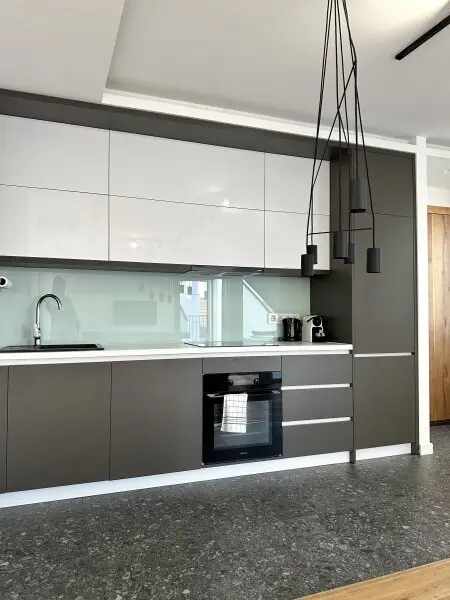MÖBLIERTE WOHNUNG MIT BALKON - MODERNSTE AUSSTATTUNG