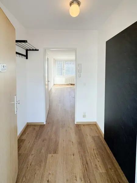 Traumlage bei der UNO-City – moderne Wohnung mit Loggia