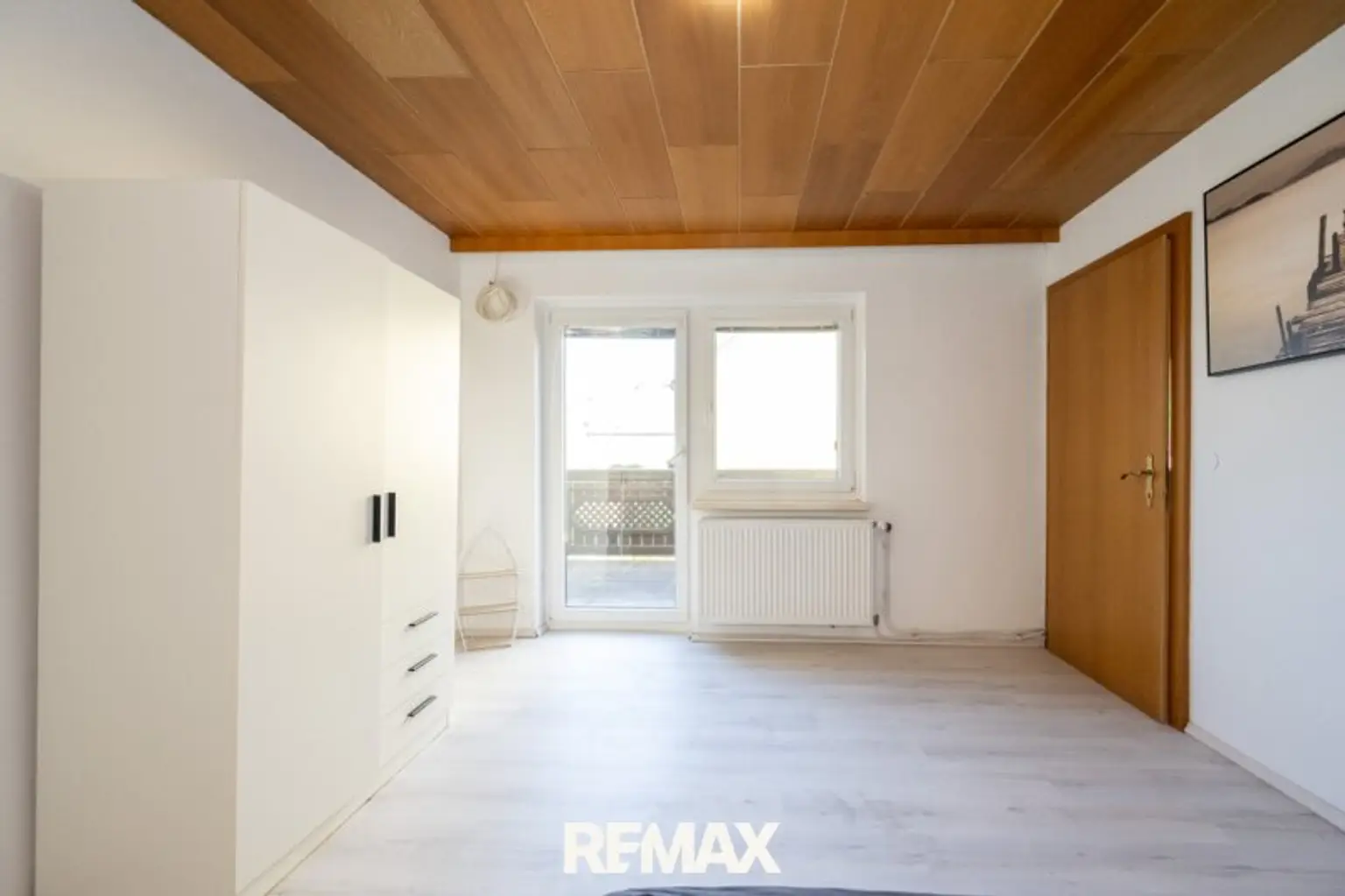 Schlafzimmer mit Blick zum Terrassenausgang (EG)