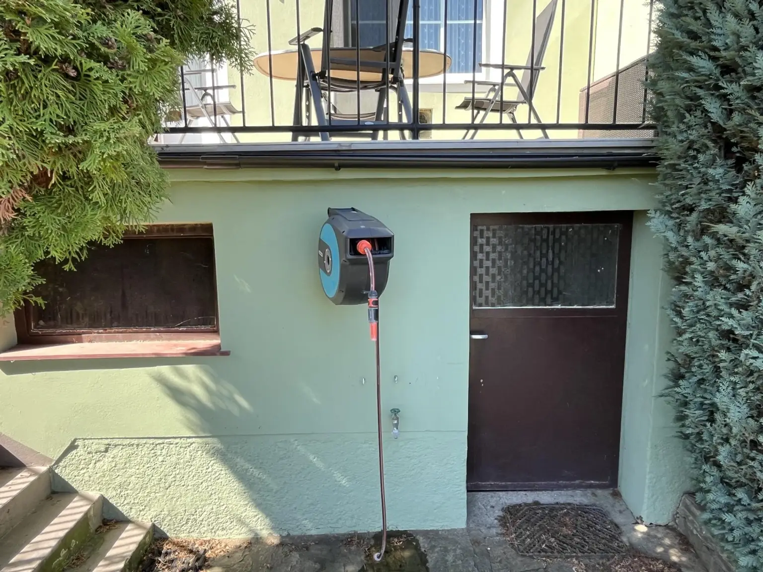 Lagerraum für Gartengeräte unter der Terrasse