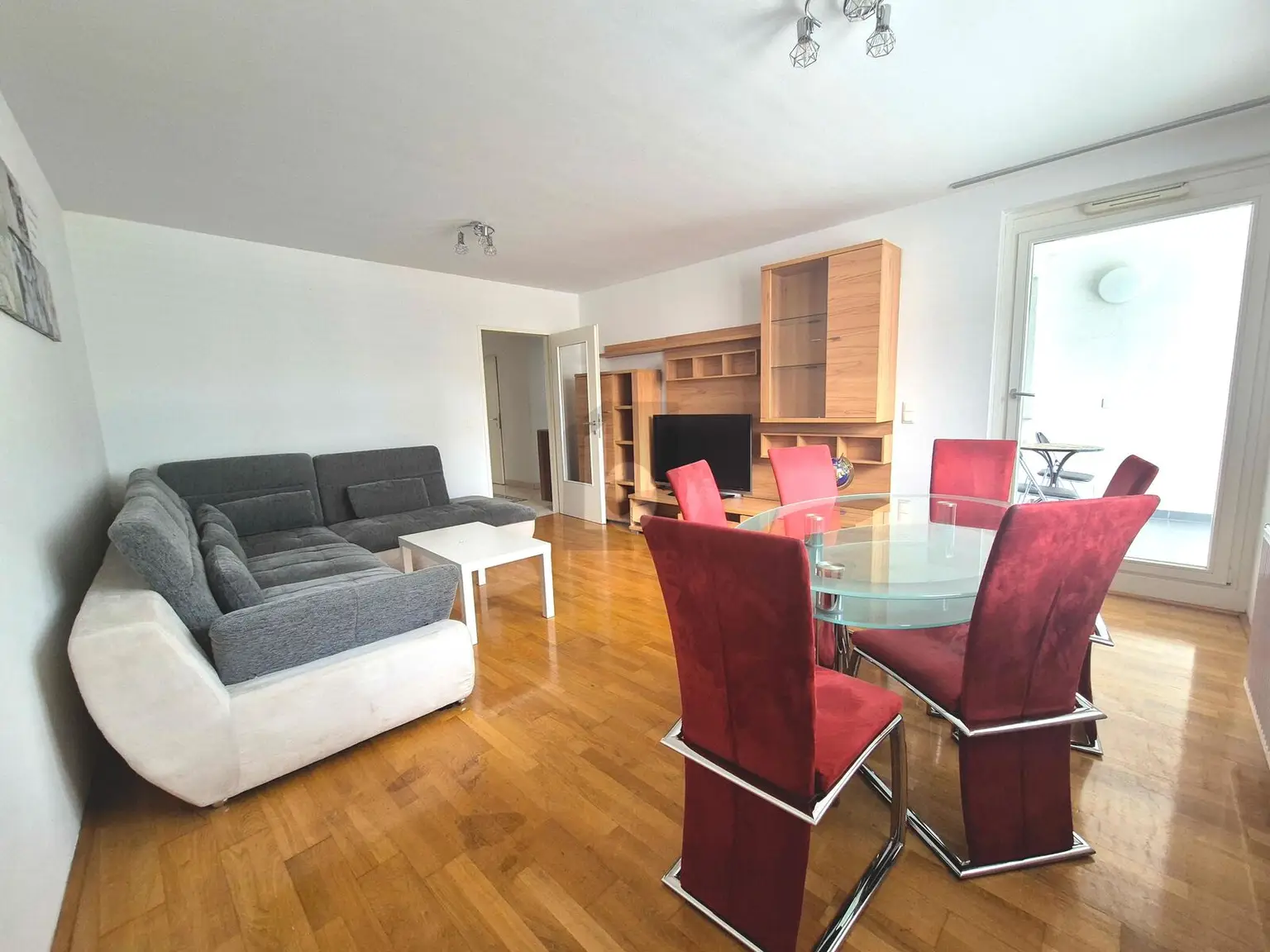 GEMÜTLICHES ZUHAUSE MIT WOHLFÜHLCHARAKTER
