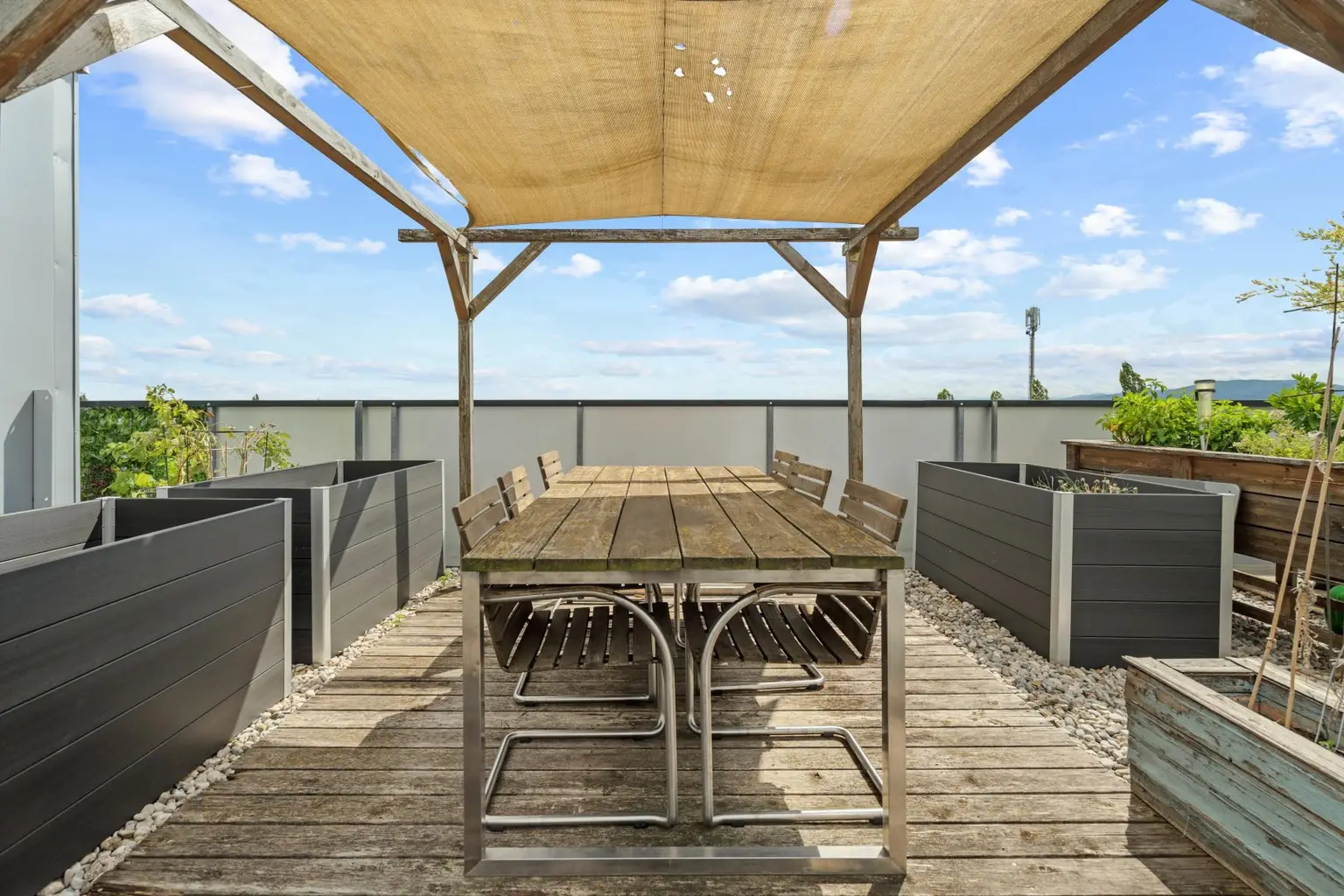 "Traumhafte Dachterrassen-Maisonette mit Fernblick & Badeteichzugang"
