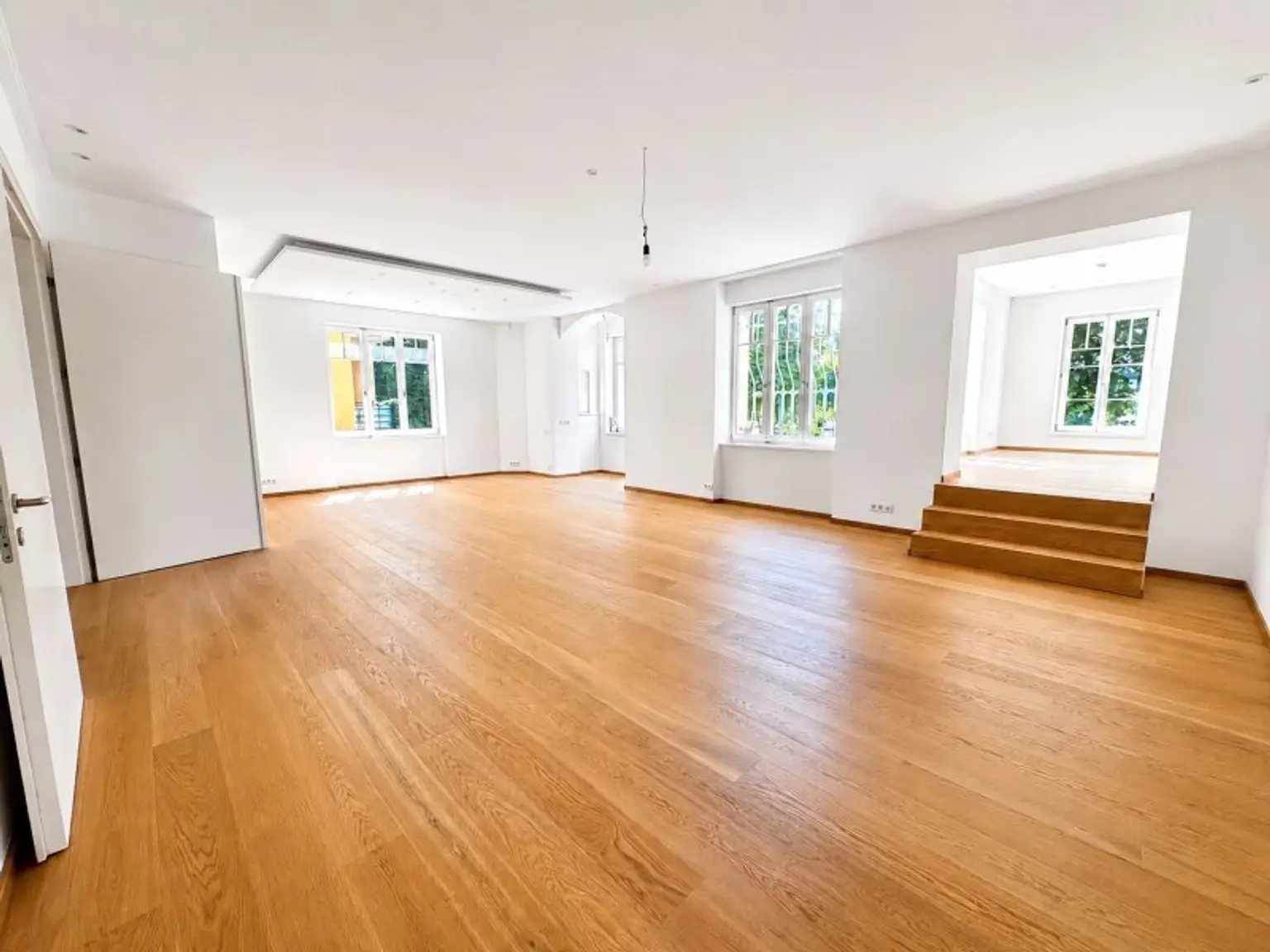 Wohnesszimmer Anschlüsse für eine offene Küche mit Kücheninsel vorbereitet