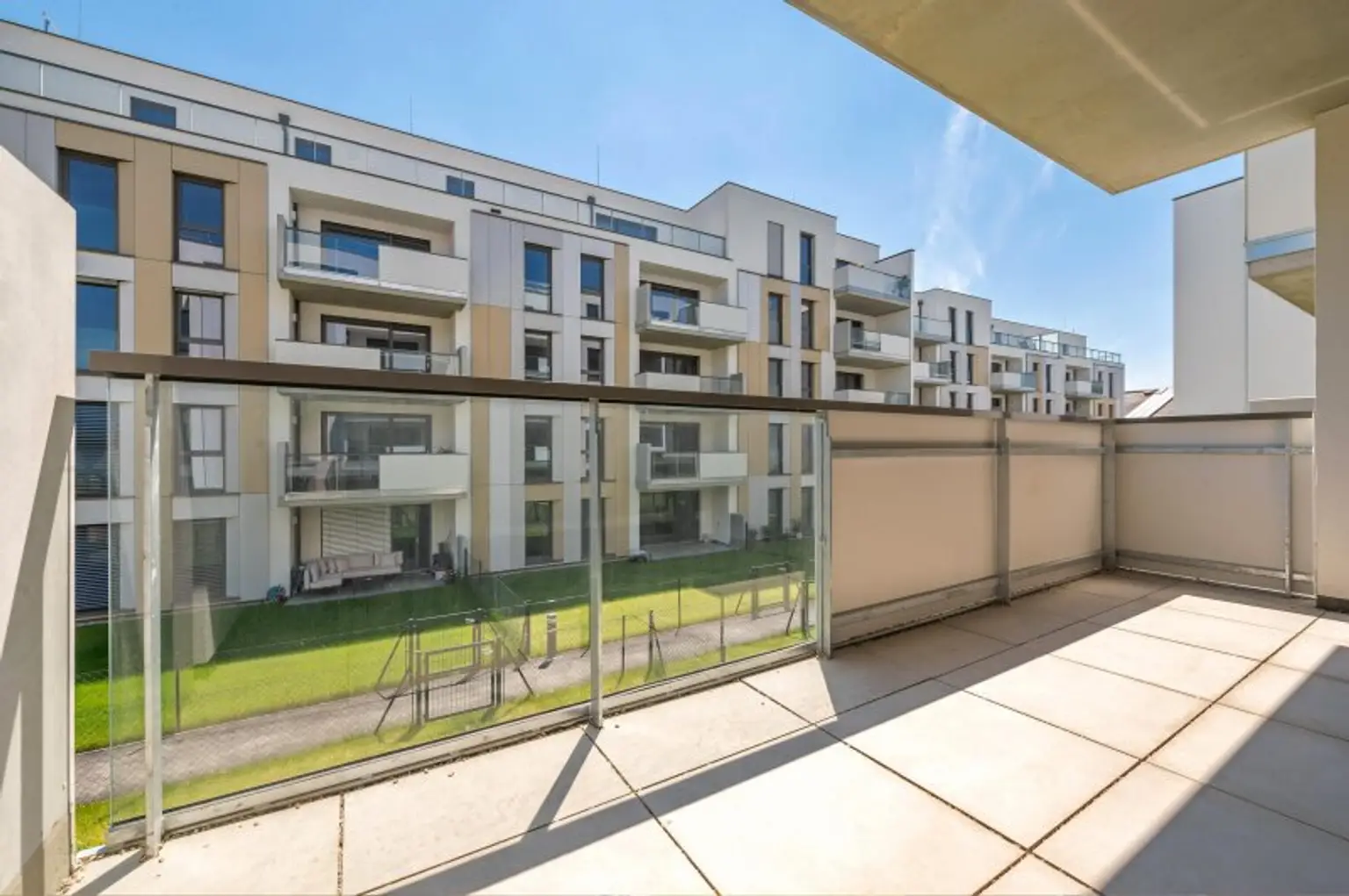 Balkonwohnung in Grünruhelage- Schwimmbad und Sauna im Haus. PROVISIONSFREI