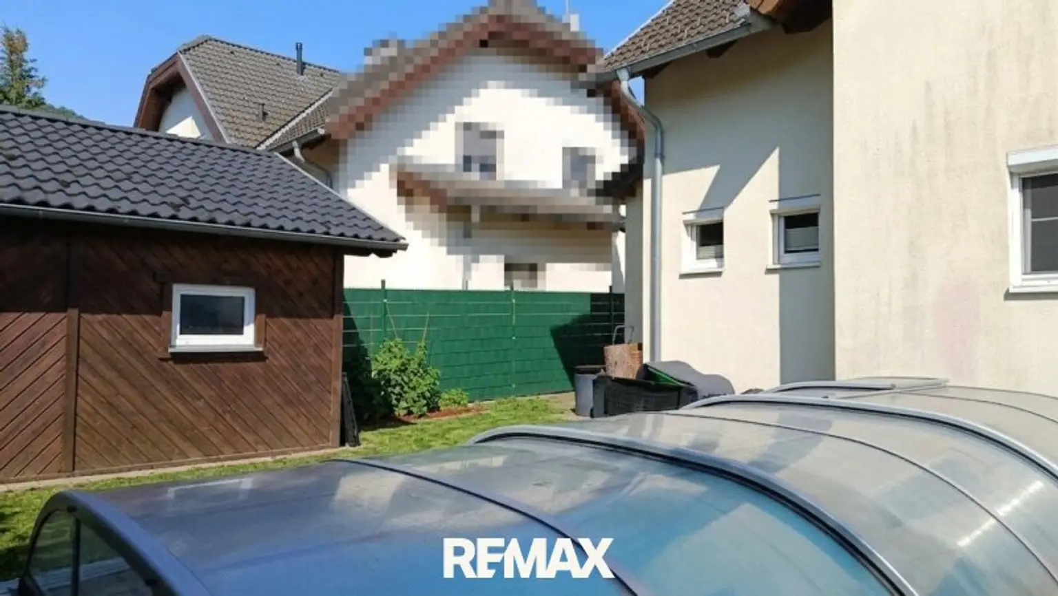 Garten hinter dem Haus mit Pool