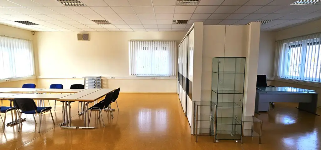 Modernes Bürohaus mit flexibel gestaltbaren Großraumbüros im Industriepark St. Veit