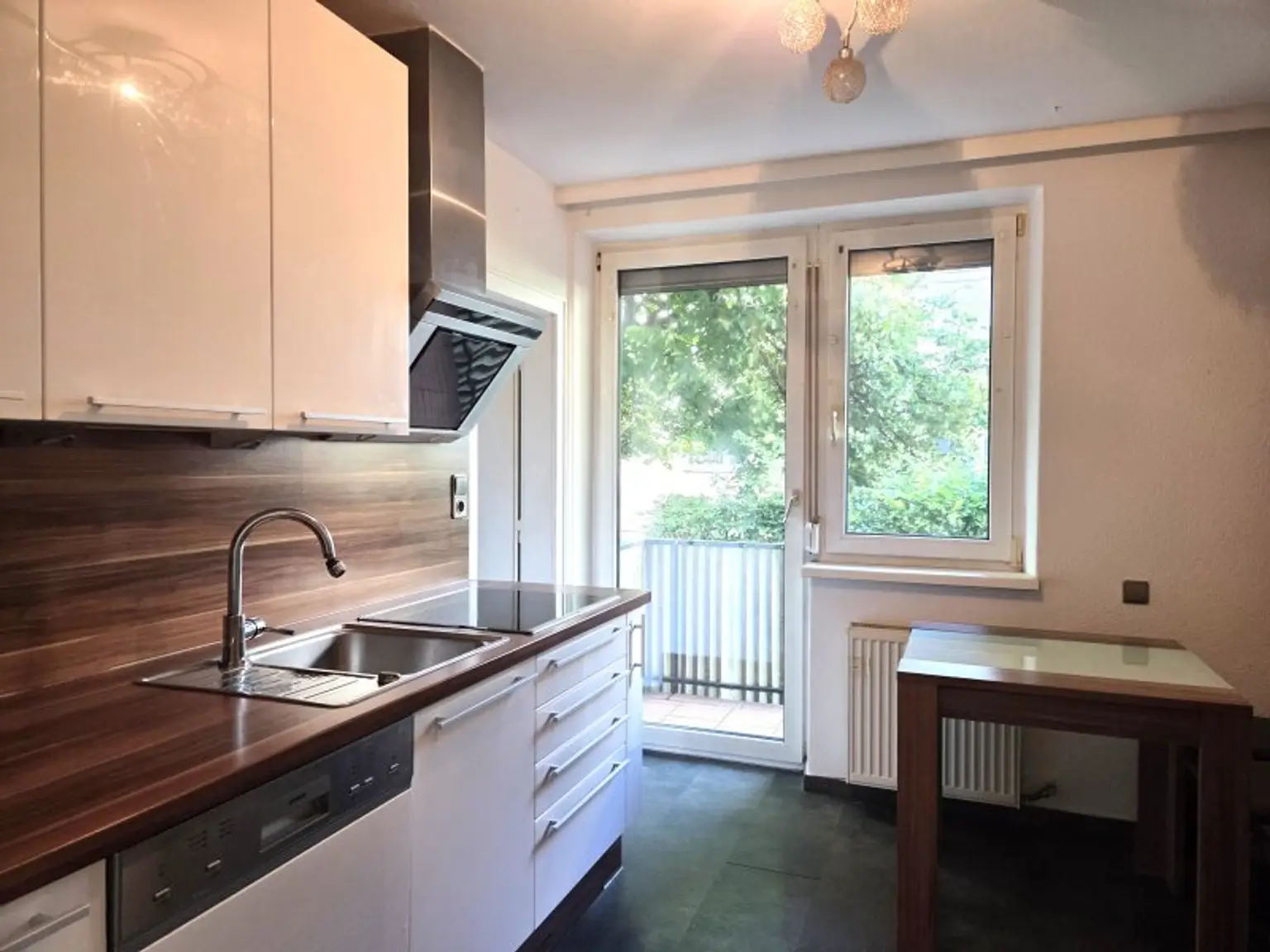 Küche mit Zugang zum Ostbalkon