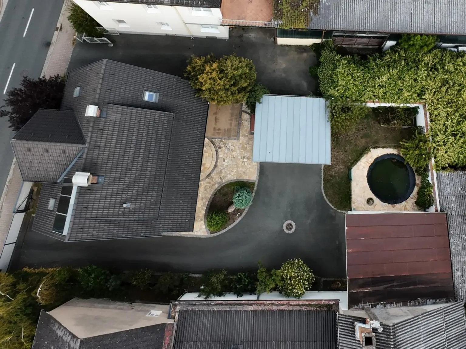 Vielseitiges Einfamilienhaus mit Pool, Garagen und großem Potenzial in Leibnitz