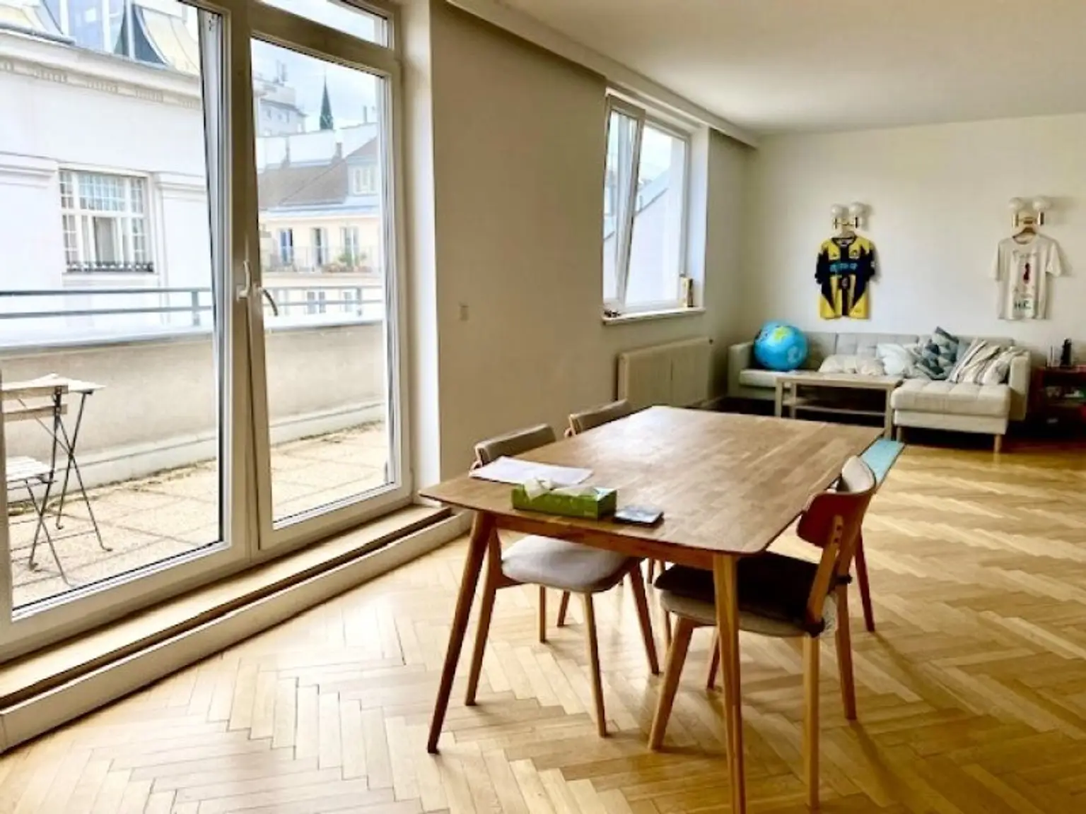 Terrassentraum mit herrlichem Fernblick: 3 Zimmer, Küche und 46 m2 Terrassen im 5.Stock, Stellplätze im Hof mitbenützbar, Nähe U1-Taubstummerngasse + Belvedere!