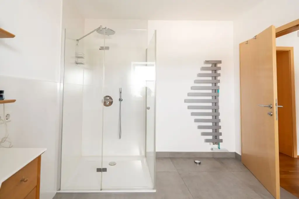 Traumhafte Doppelhaushälfte in Rutzing – Modernes Wohnen mit Pool, Kamin und großzügigem Garten!