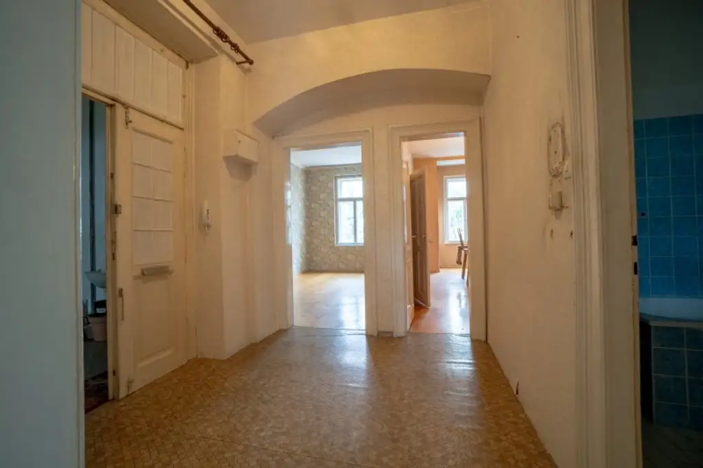 Sanierungsbedürftige 2-Zimmer-Wohnung in Saggen mit Entwicklungspotenzial