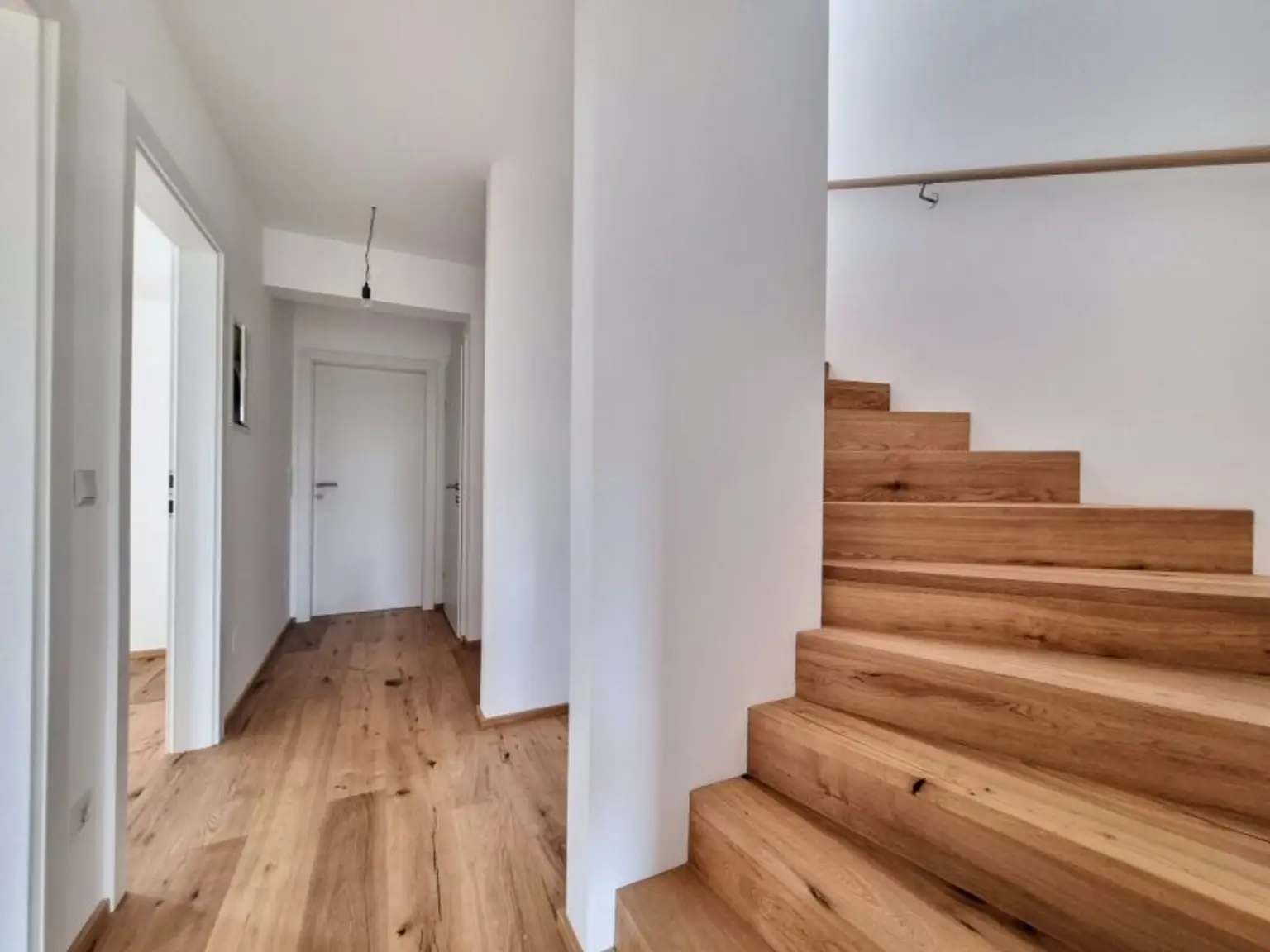 Modernes Eckreihenhaus in TOP-LAGE nahe U6: Erstbezug  mit Garten, Dachterrasse, 5 Zimmern, 2 Bädern – inkl. Küche & Stellplatz