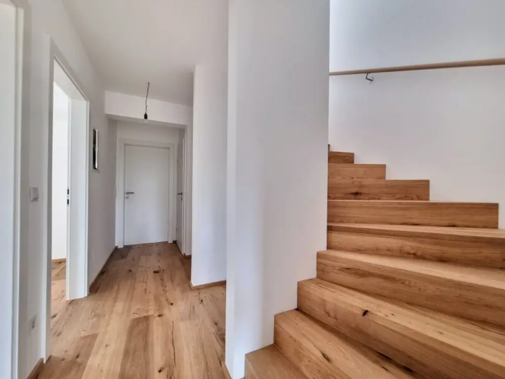 Modernes Eckreihenhaus in TOP-LAGE nahe U6: Erstbezug  mit Garten, Dachterrasse, 5 Zimmern, 2 Bädern – inkl. Küche & Stellplatz