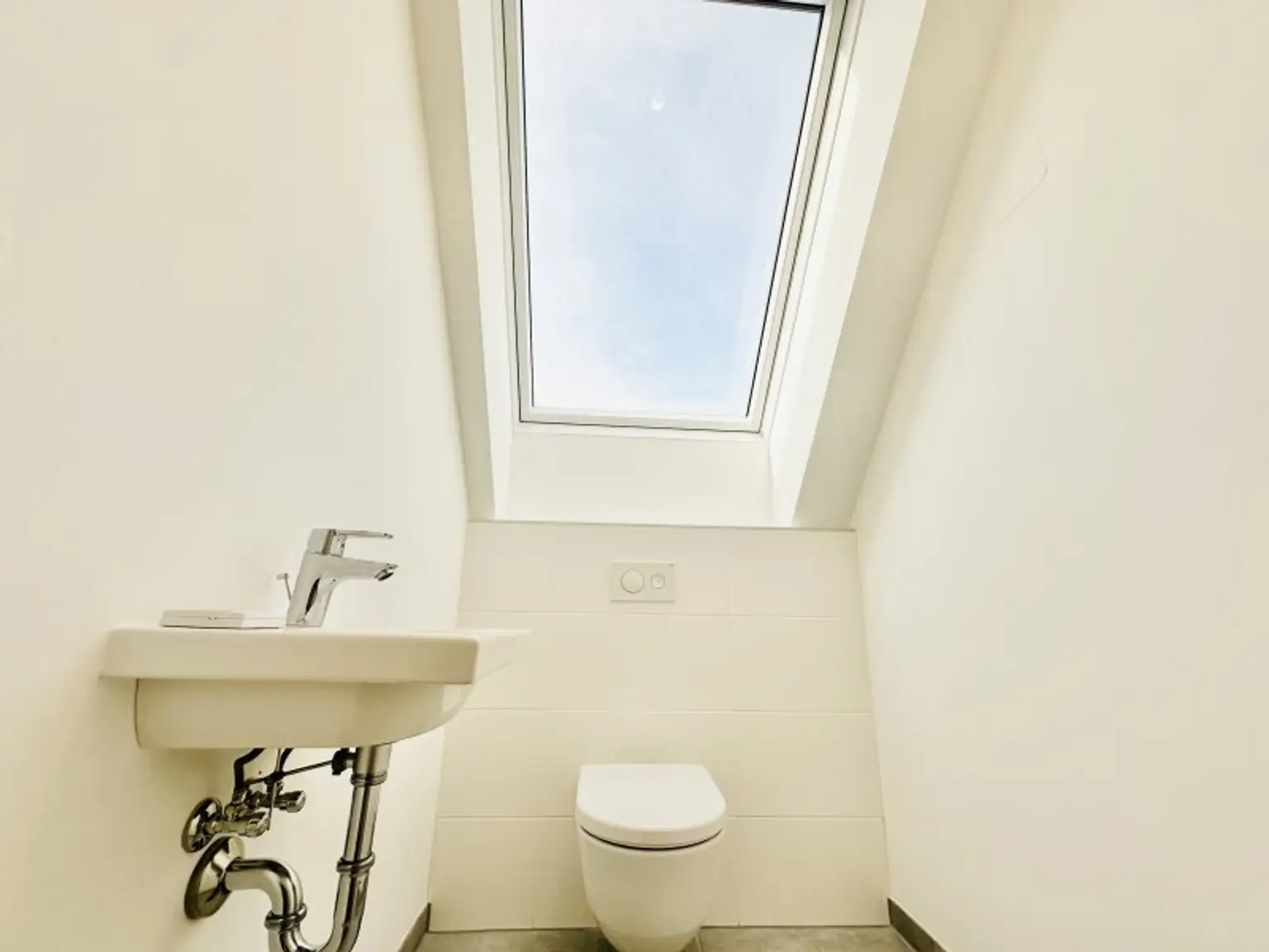 AB SOFORT BEZIEHBAR!! Traumhafte Dachgeschosswohnung inkl. sehr großer Terrasse! Tolle Anbindung - U1 Kagranerplatz!!