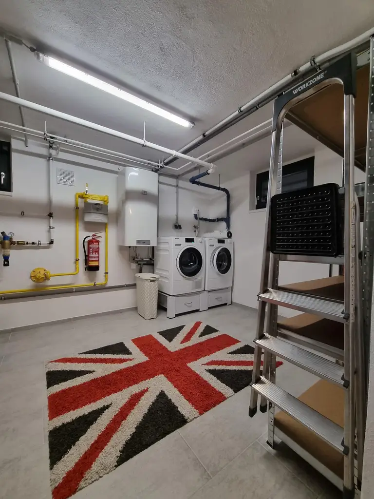 LIEBEVOLLER BUNGALOW MIT GEPFLEGTEM GARTEN IN TRAUMHAFTER RUHELAGE