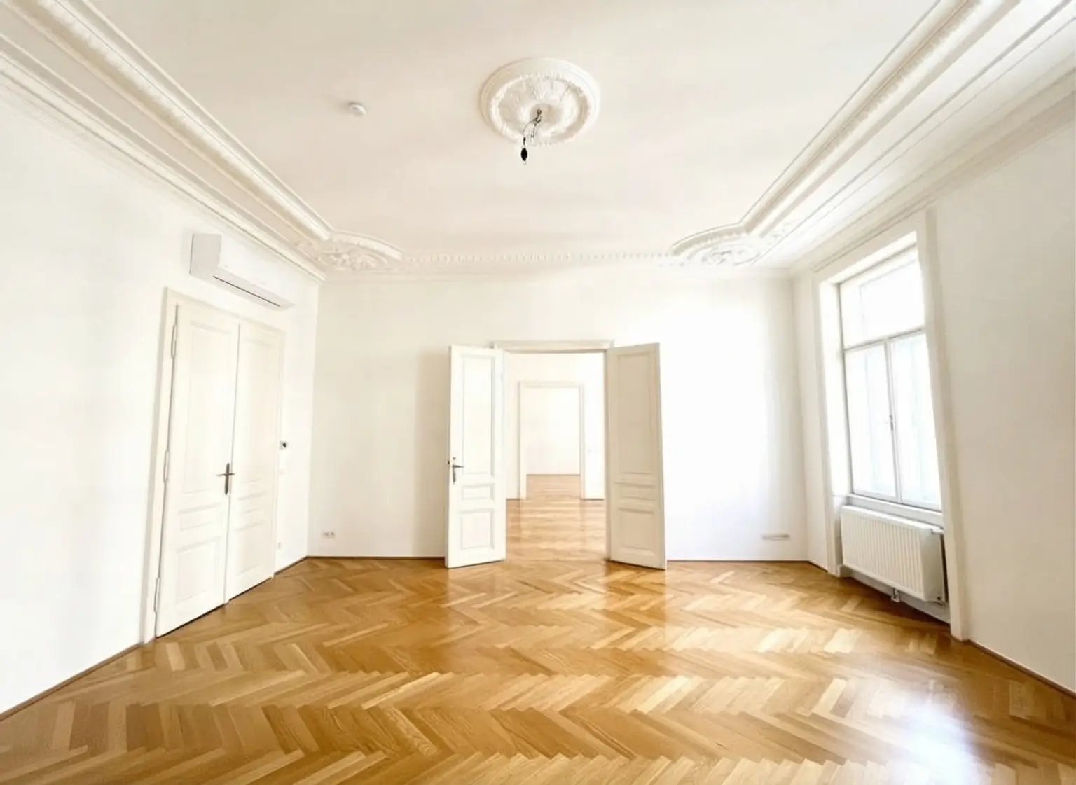 UNBEFRISTET: Klimatisierte, traumhafte Altbauwohnung mit Stuck in prominenter Lage / UNLIMITED: Air-conditioned, gorgeous apartment in a historic building in a prime location