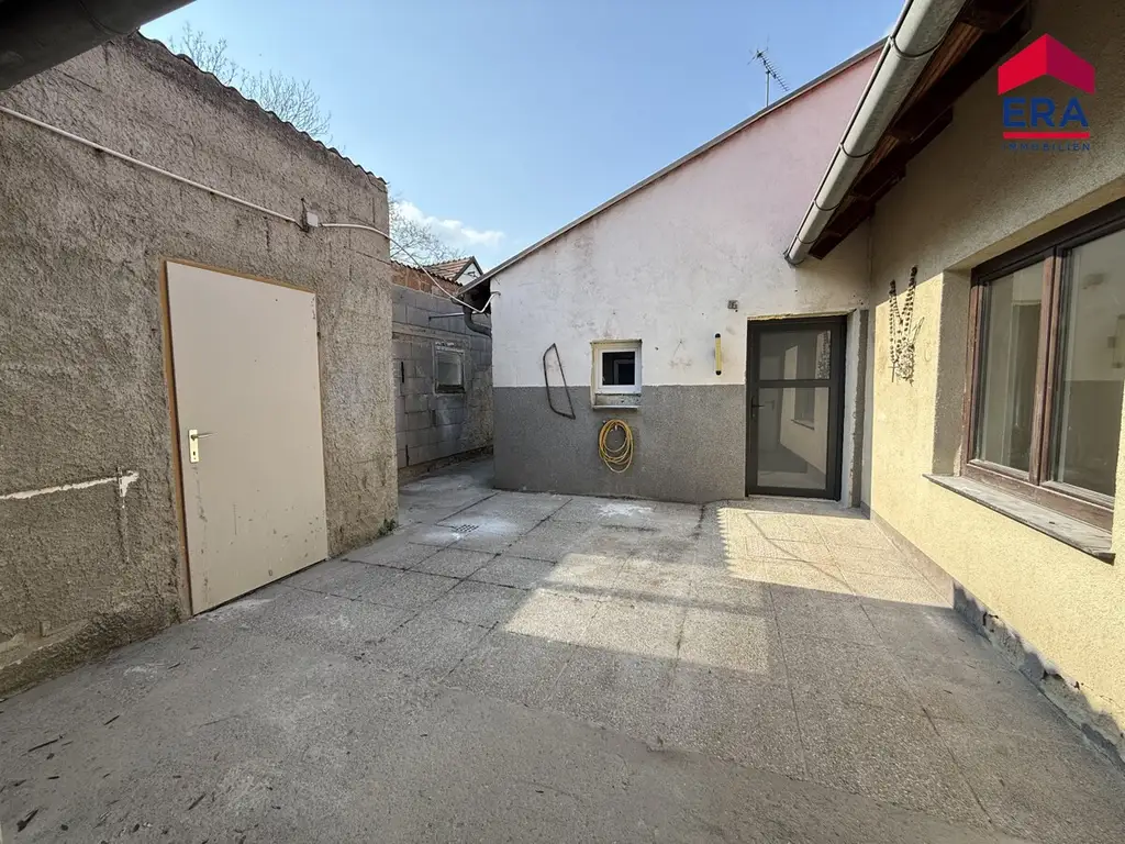 NEU: Frisch saniertes, ebenerdiges Miethaus mit uneinsehbarem Innenhof, Doppelgarage und viel Platz