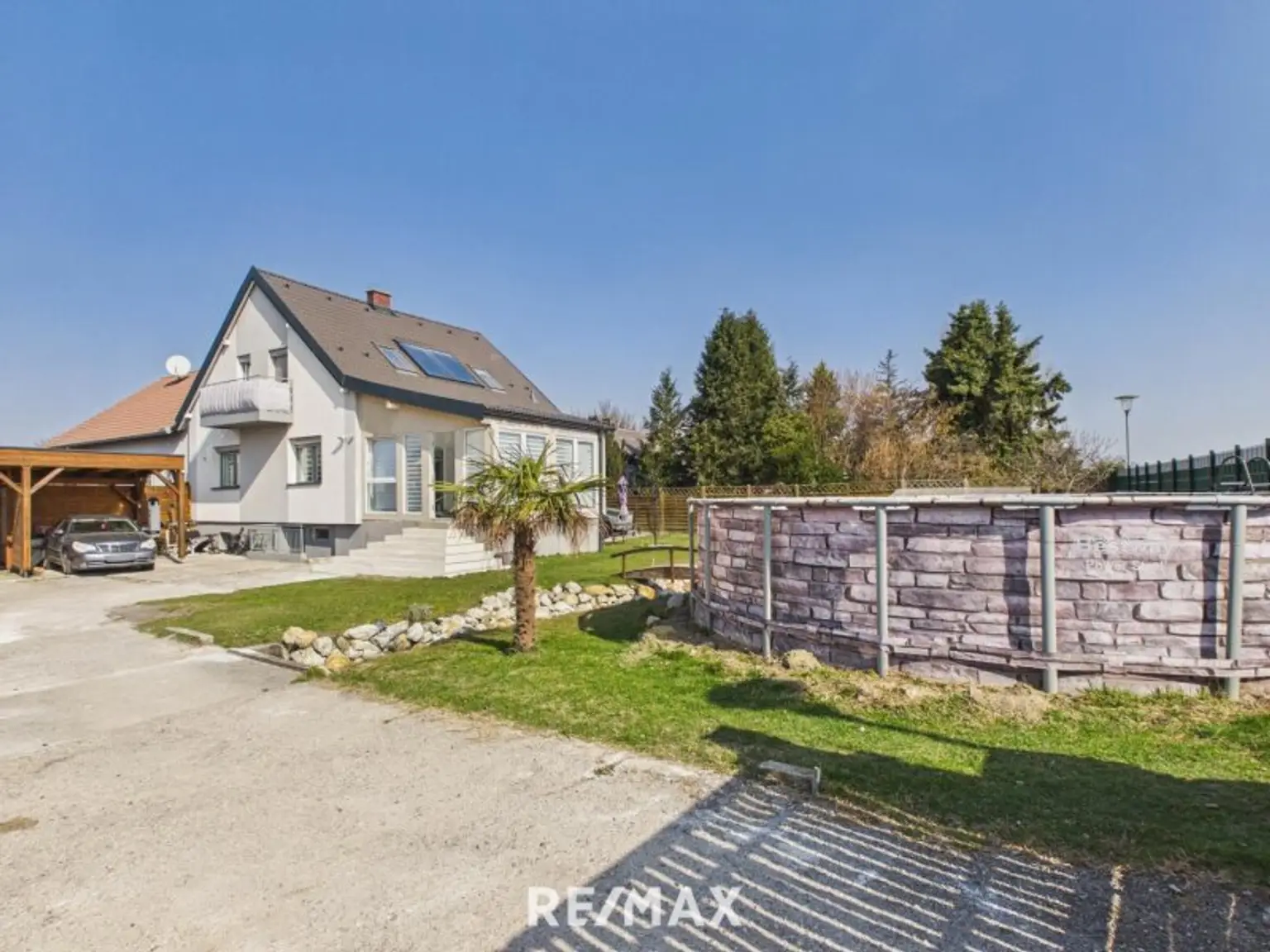 Gartenbereich mit Pool