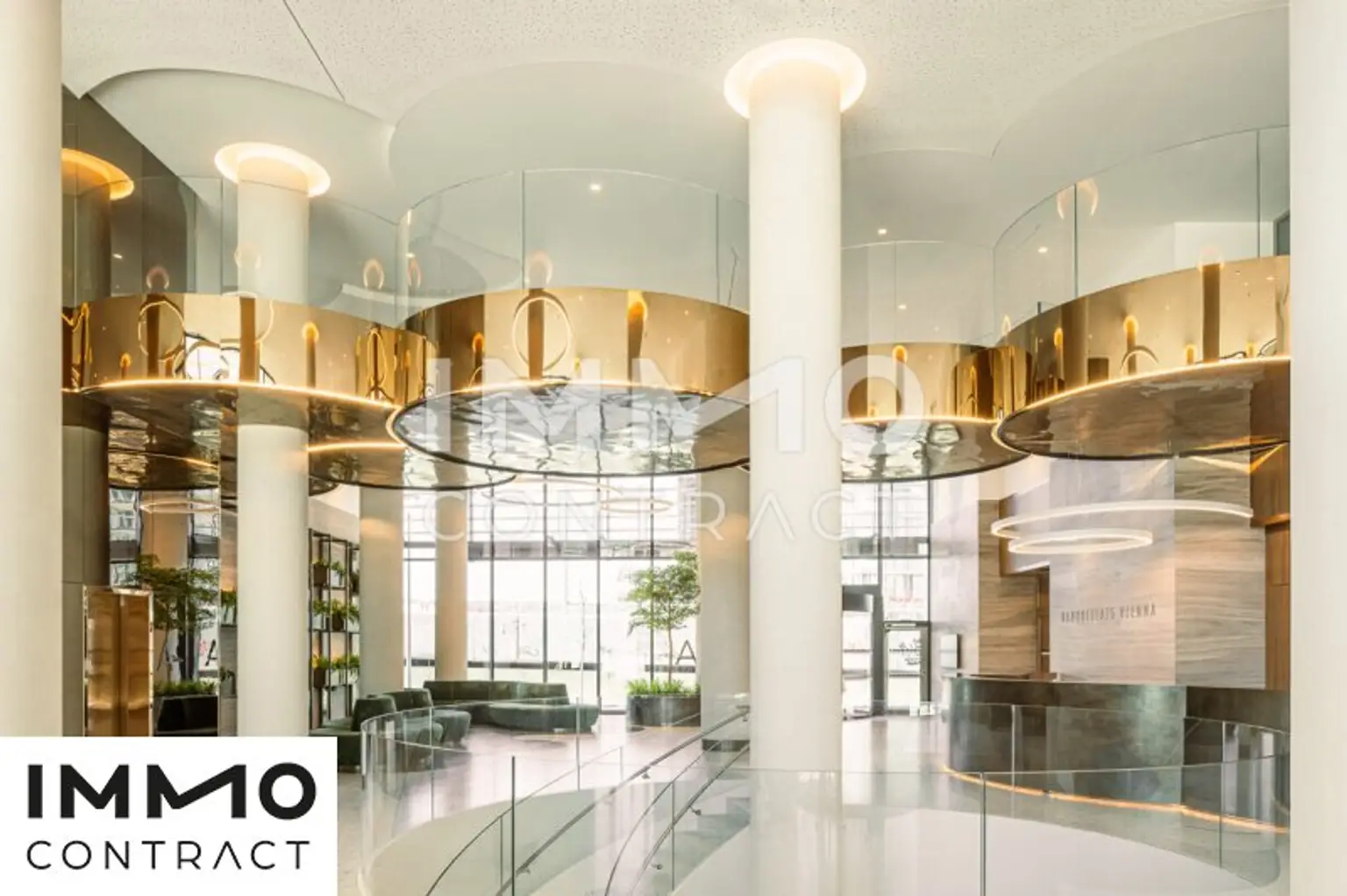 Zweigeschoßige Lobby