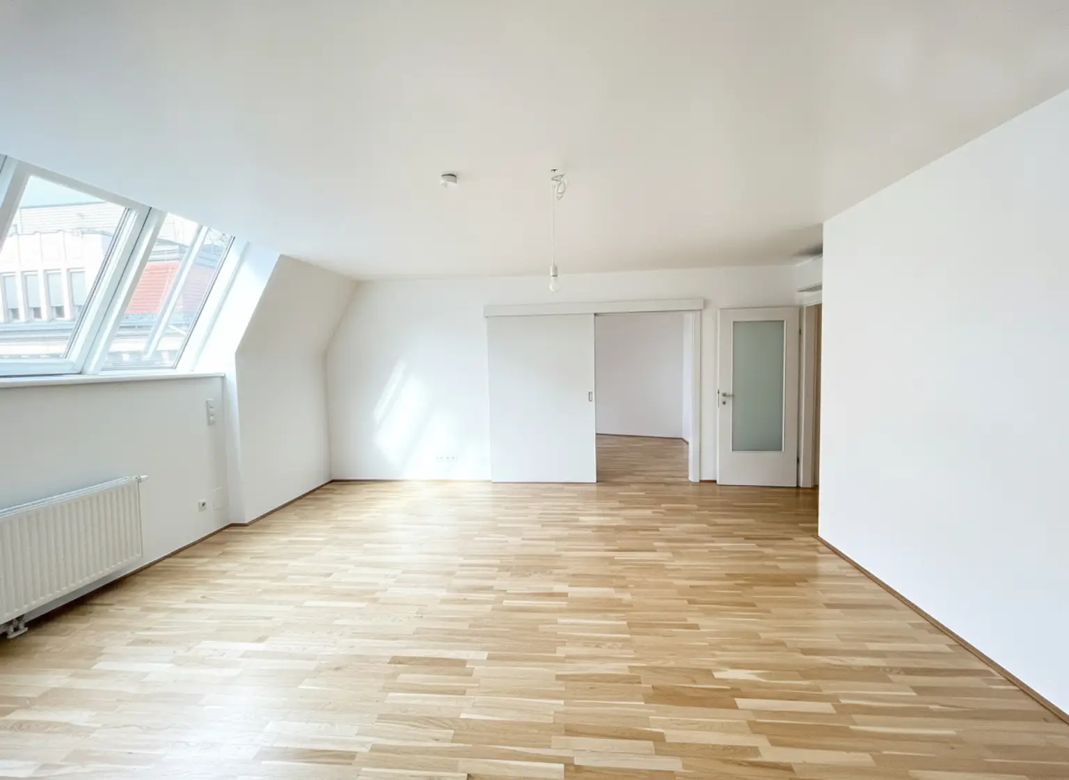 UNBEFRISTET: Top-Lage beim Stephansplatz: Moderne, klimatisierte Dachgeschoßwohnung im stilvollen Haus / Prime location near Stephansplatz: a modern, air-conditioned penthouse flat in a stylish building