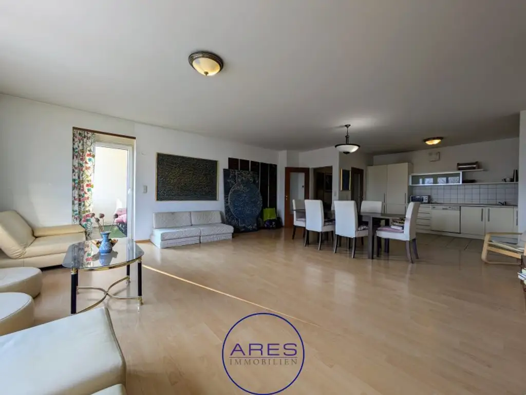Zentrale Eigentumswohnung mit Loggia, WG-geeignet