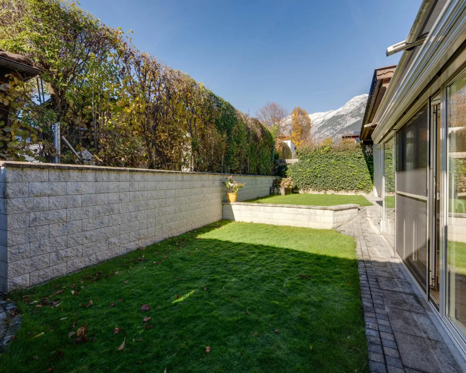 Attraktive Doppelhaushälfte mit sonnigem Wintergarten in ruhiger Lage