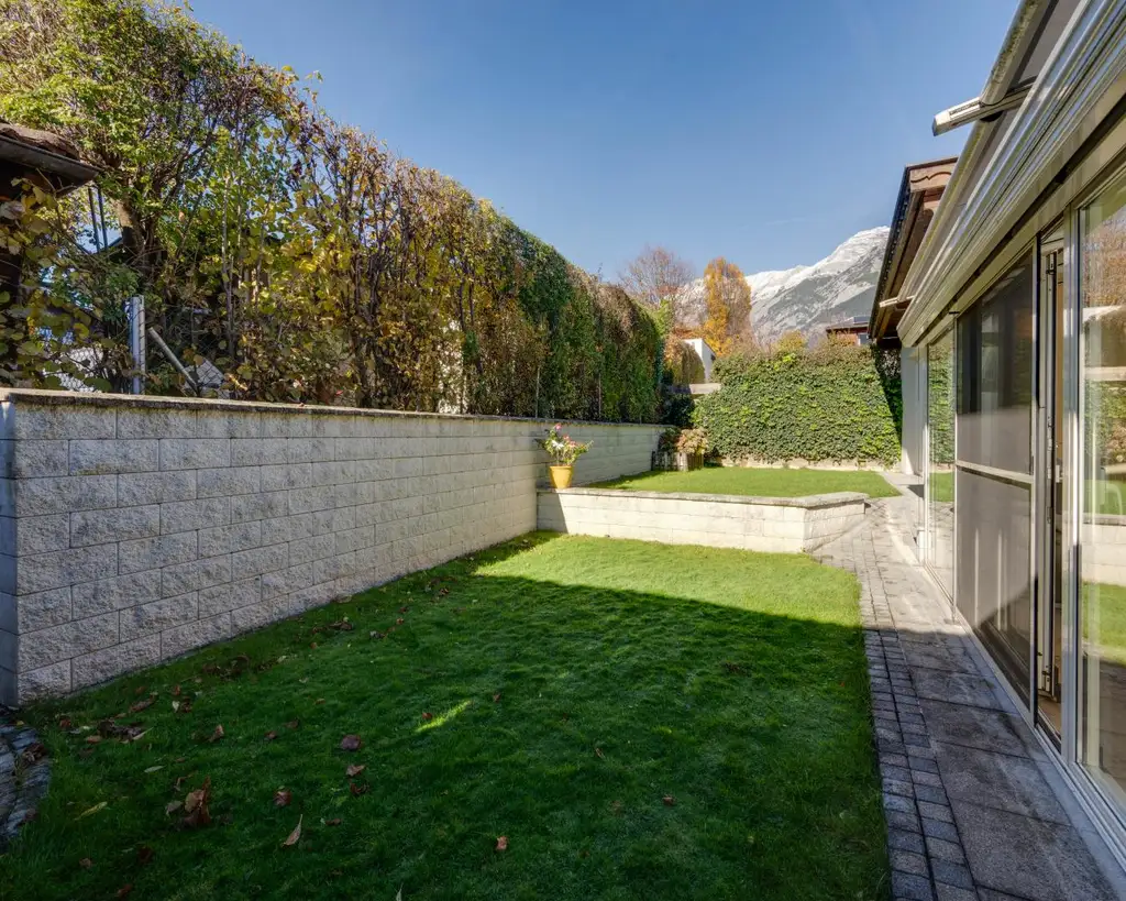 Attraktive Doppelhaushälfte mit sonnigem Wintergarten in ruhiger Lage