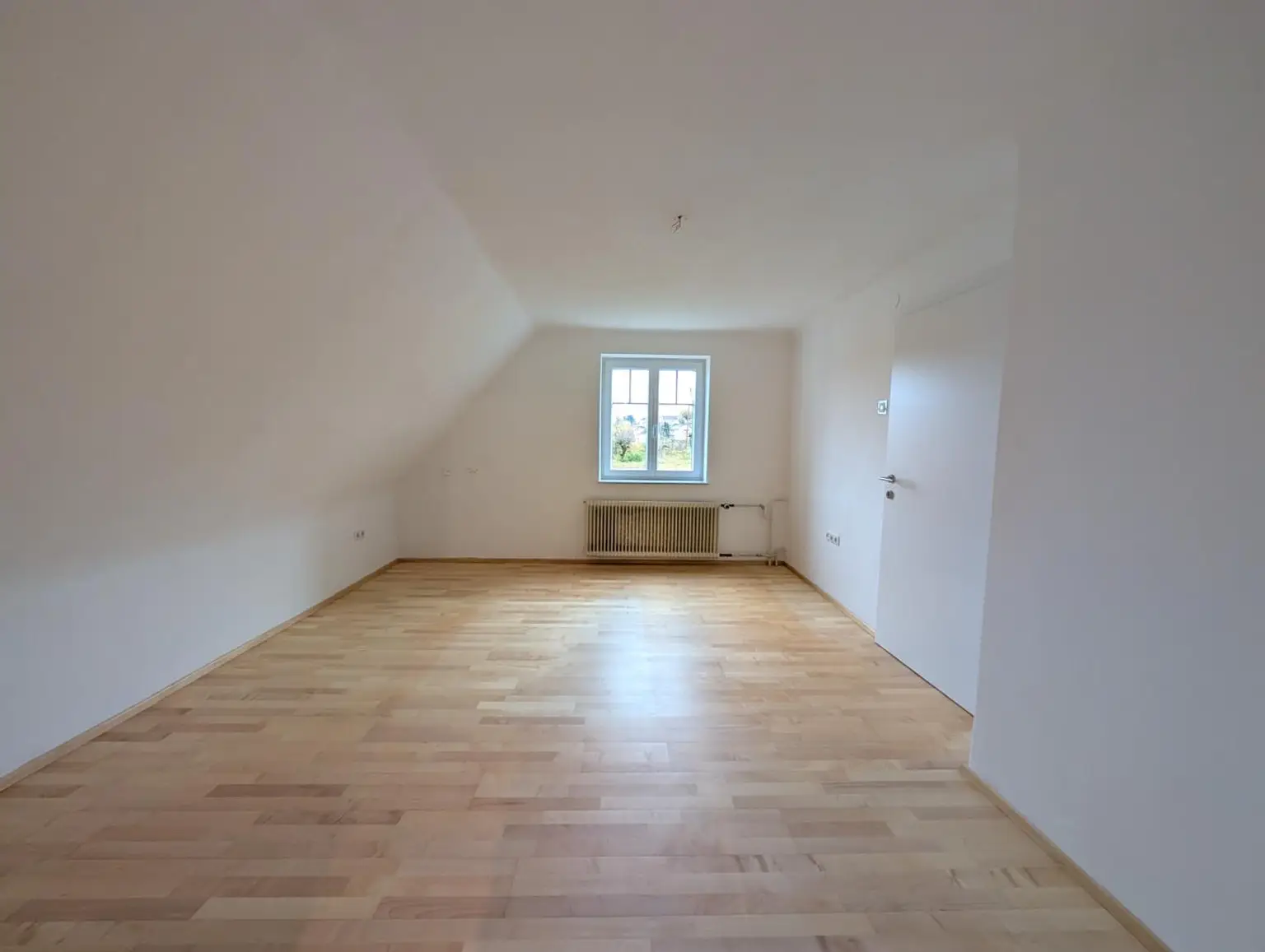 Liebevoll saniertes Einfamilienhaus in Ruhelage m. Doppelgarage - wartet auf Ihren Einzug