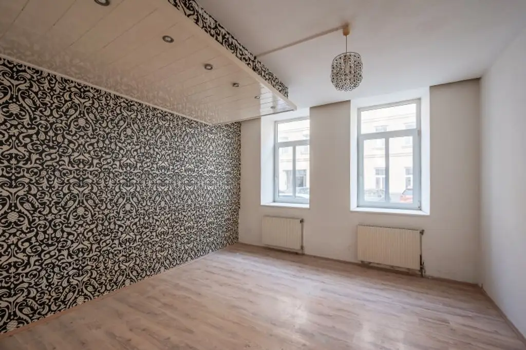 ++NEU++ Renovierungsbedürftige 4-Zimmer Altbauwohnung im Erdgeschoss!