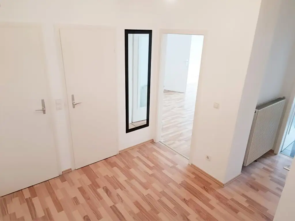 Großzügige 2-Zimmer Wohnung mit Loggia! Ideale Anbindung zur U6 Dresdnerstraße! Grünanlage!