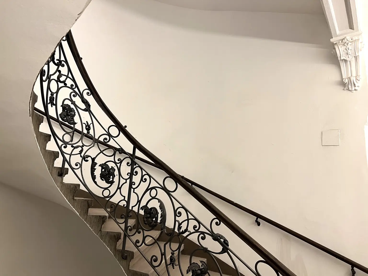 UNBEFRISTET: Generalsanierte 5-Zimmer-Altbauwohnung mit kleinem Balkon in der Innenstadt