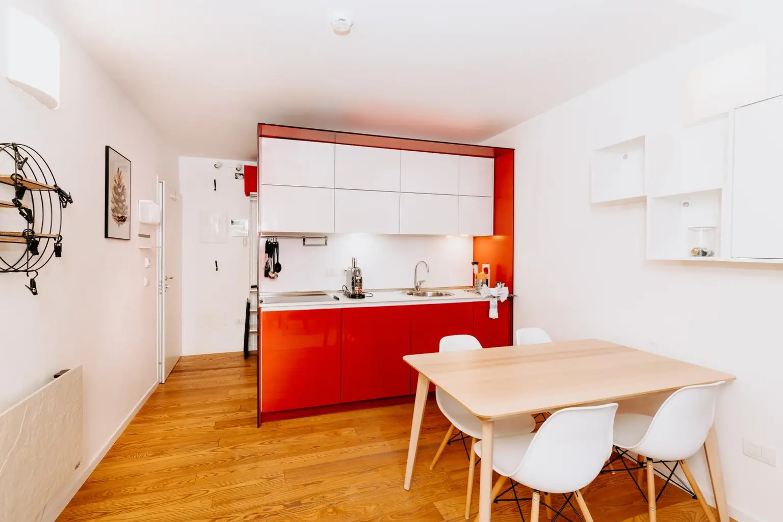 Moderne Küche samt Essbereich