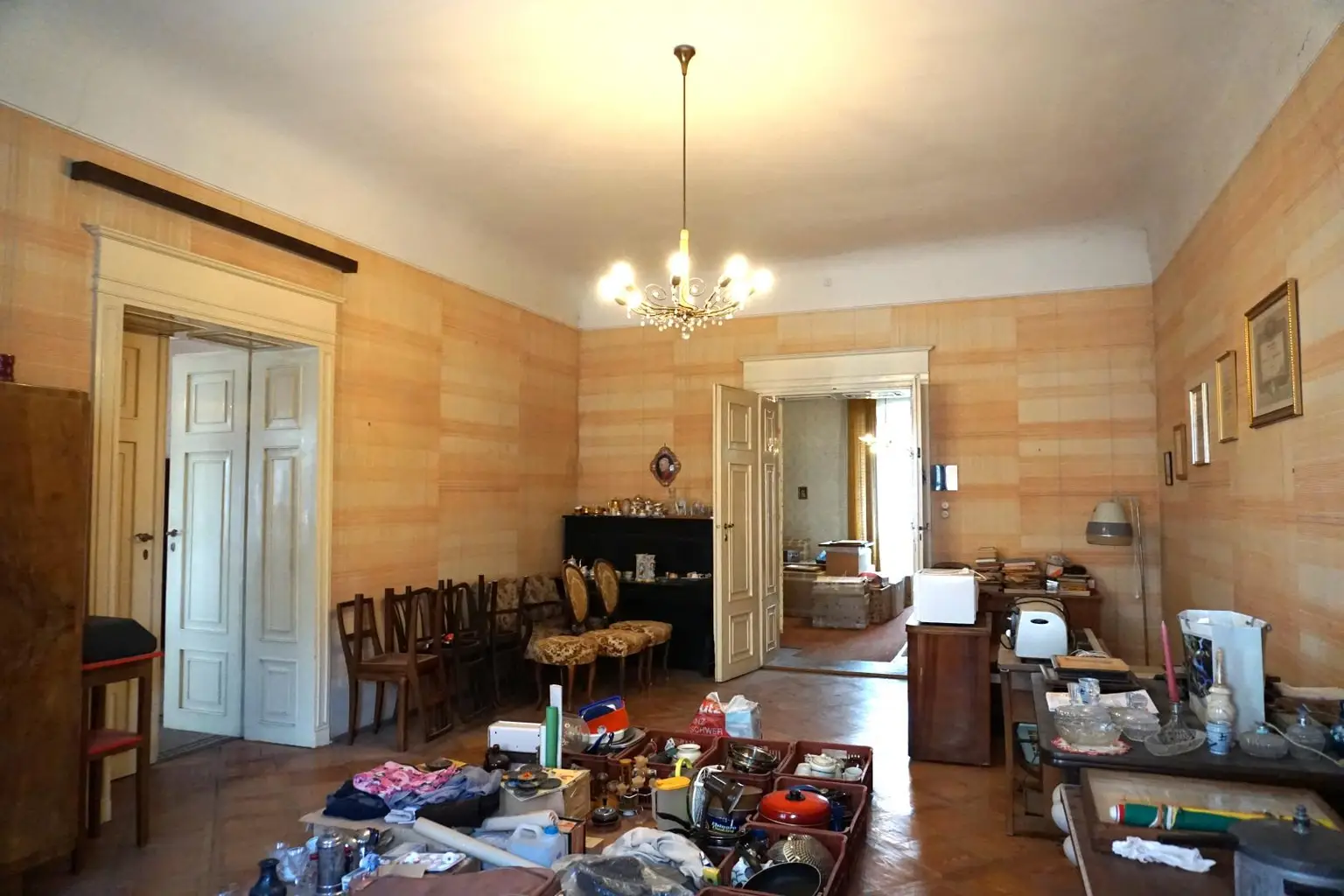 Räumlichkeiten mit Potential zum imposanten Büro - Ca. 120m2 im 1. Stock
