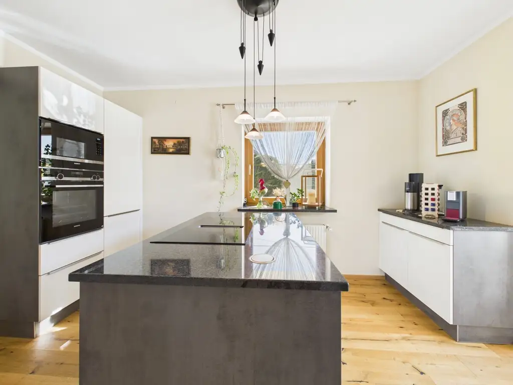 Exklusives Wohnjuwel mit Panoramablick auf die Sternbergkirche – sonnig und ruhig gelegen