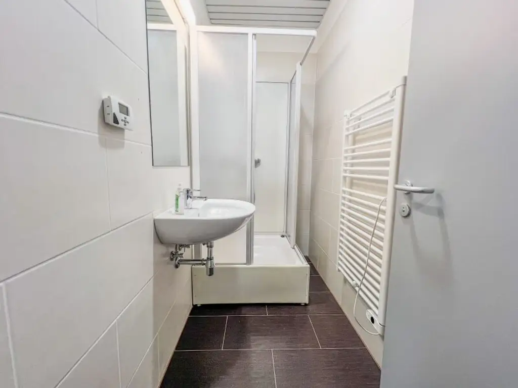 Büro- und Hallenkombination - U6-Station Perfektastraße