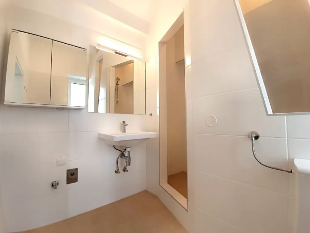 Dachgeschoss-Wohnung mit Innenhoflage! 3 Zimmer! Nähe Servitenviertel und U4 Friedensbrücke!