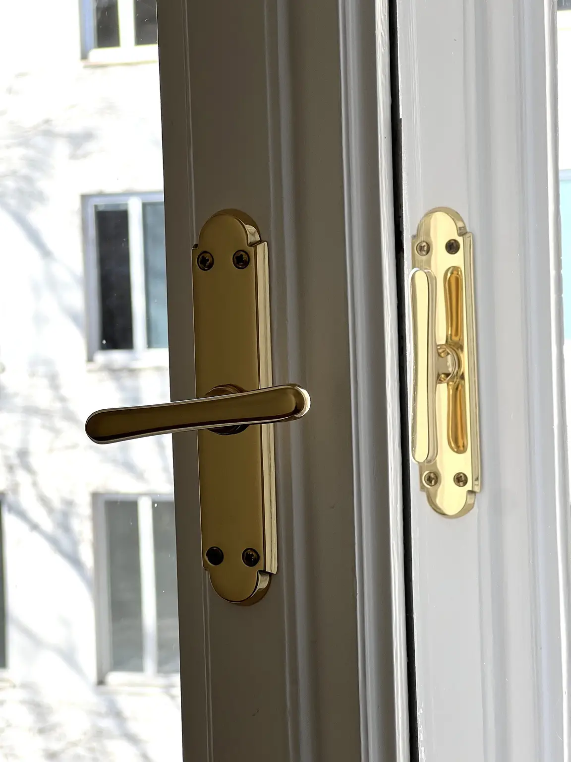 ERSTBEZUG NACH GENERALSANIERUNG: Einzigartige helle Altbauwohnung mit Stuckdecken in ruhiger Lage und einem kleinen Balkon