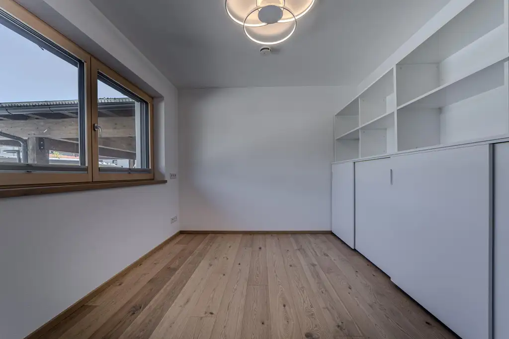 Exklusives Doppelhaus mit Gewerbefläche und Outdoor-Pool in sehr ruhiger Lage