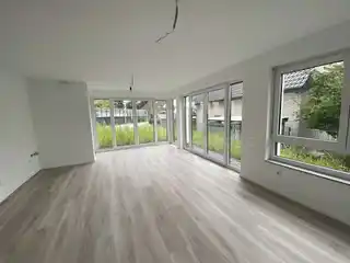 Helles Wohn- und Esszimmer