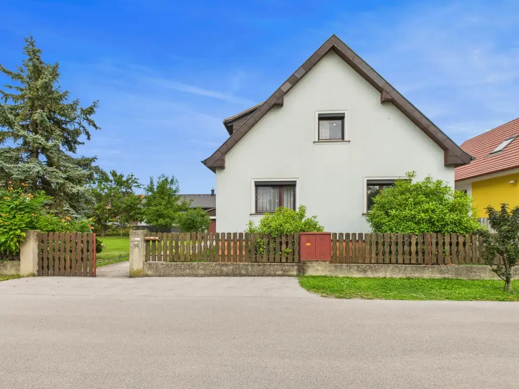 Charmantes Einfamilienhaus mit großem Eckgrundstück und Entwicklungspotenzial