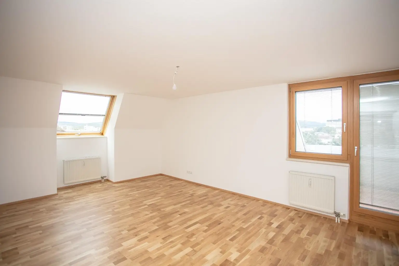Neu adaptierte DG-Wohnung mit Terrasse und Tiefgarage