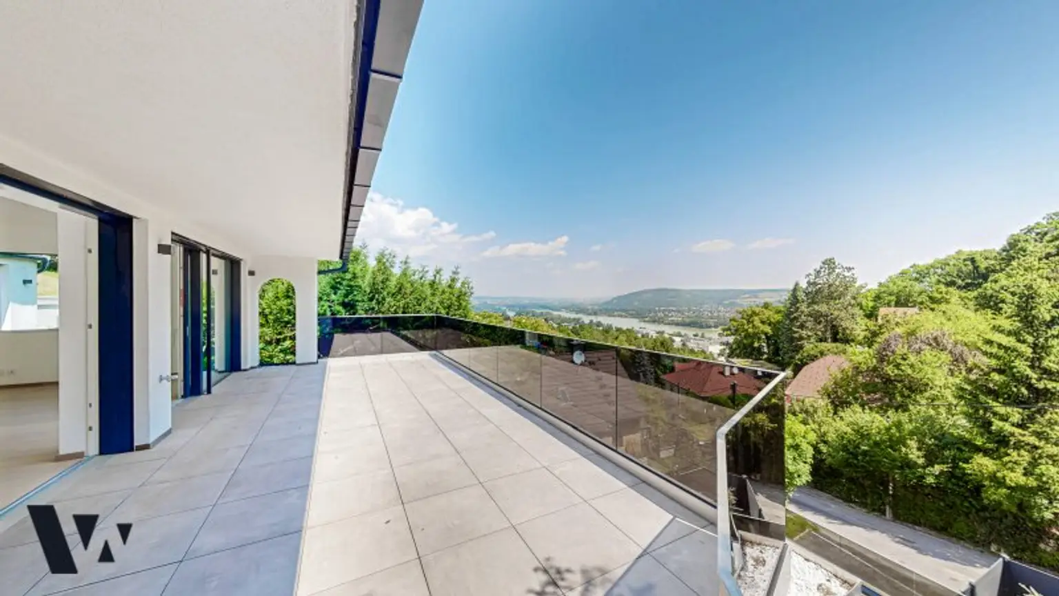 EINZIGARTIGE VILLA MIT INFINITY-POOL & BLICK ÜBER DIE DONAU