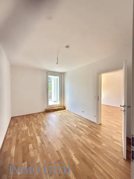 STAMMERSDORFER RUHELAGE: MODERNE 2-ZIMMER-WOHNUNG MIT NEUER KÜCHE, LOGGIA & TERRASSE ZU MIETEN!
