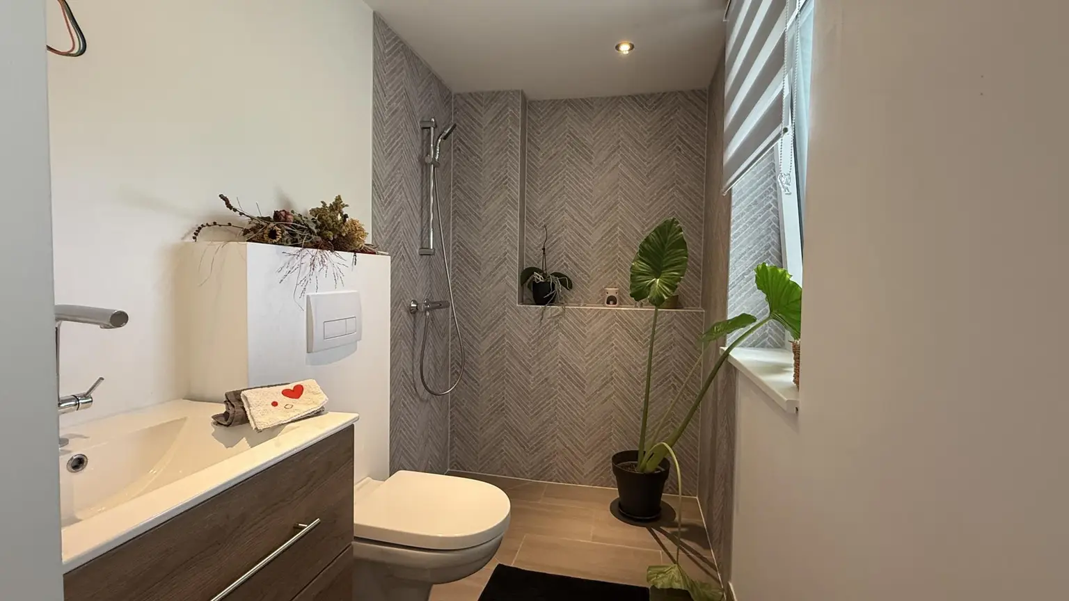 kleines Badezimmer mit Dusche und WC