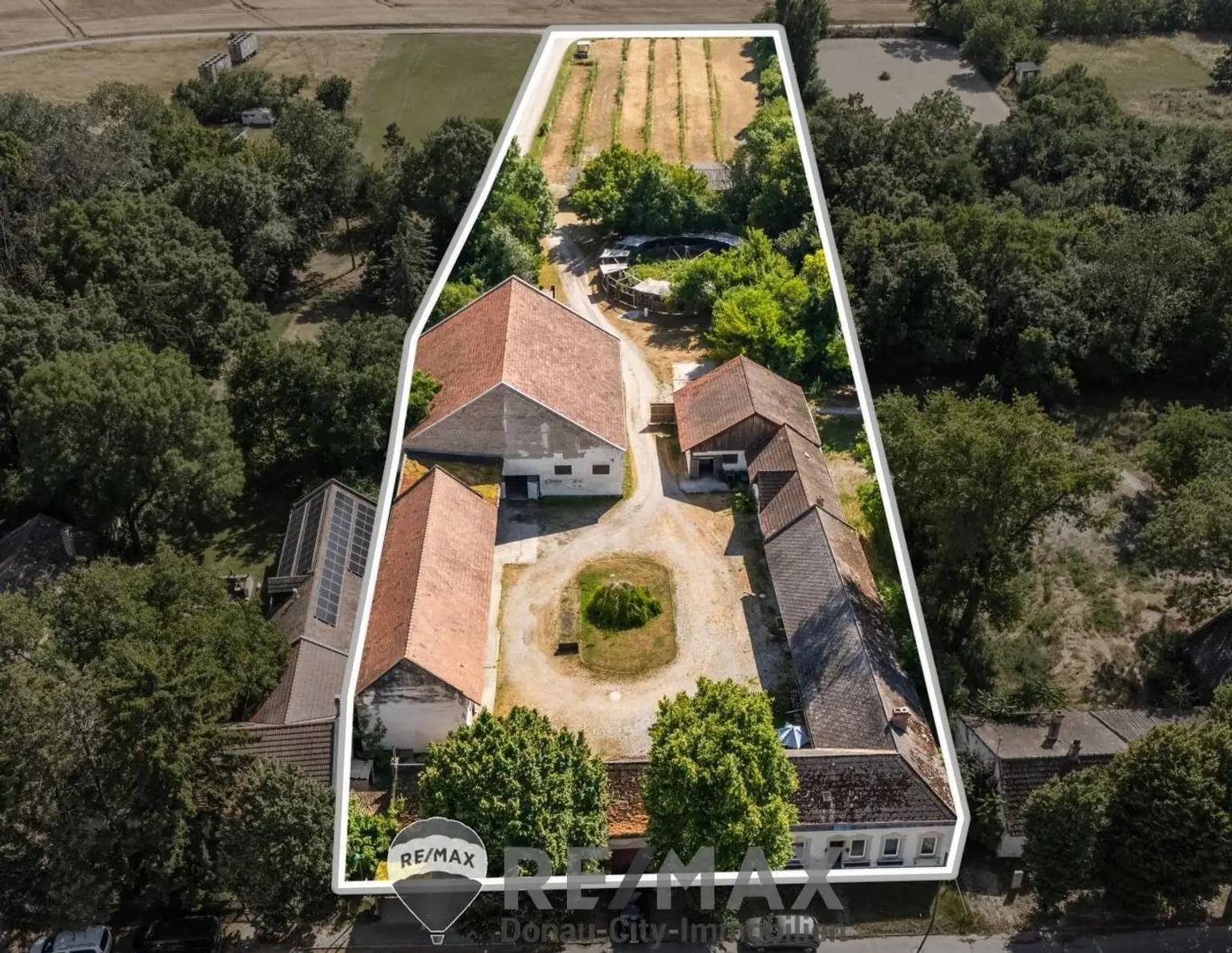 "Großzügiges Grundstück mit Pferdehof und sanierungsbedürftigem Haus - nur Minuten von Wien entfernt"