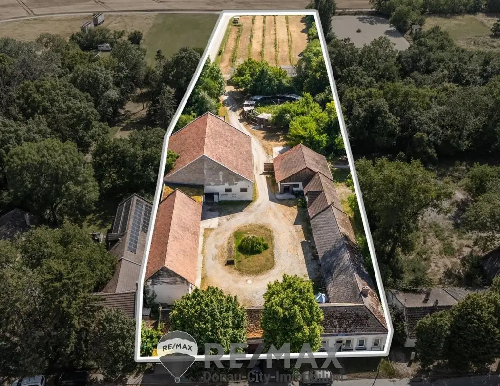 "Großzügiges Grundstück mit Pferdehof und sanierungsbedürftigem Haus - nur Minuten von Wien entfernt"