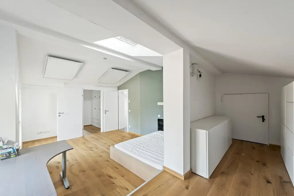 Exklusive Villa mit Nebengebäude in Gießhübl – Wohnen, Arbeiten & Wellness in Premiumlage