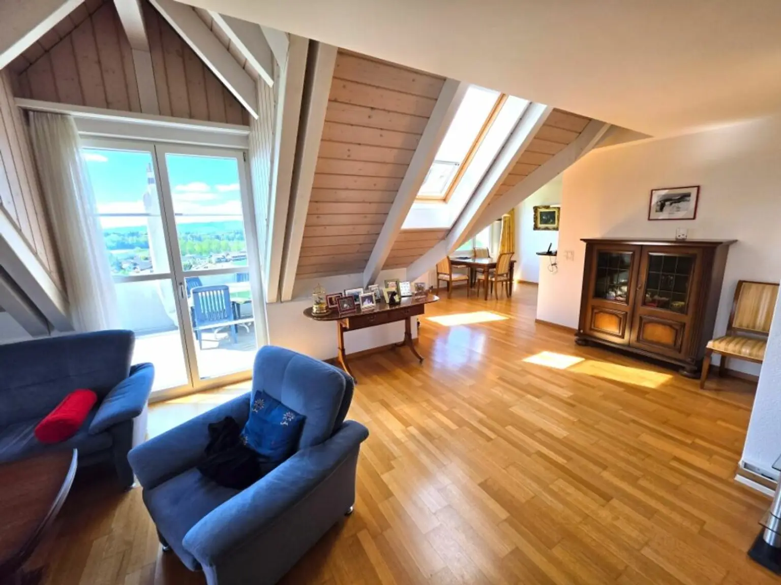 Dachgeschoss Wohnung mit wunderbarer Aussicht, an ruhiger, kinderfreundlicher Lage!
