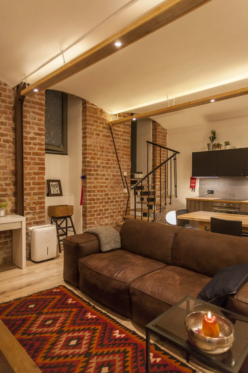 Moderne Souterrain Loft im Altbaustil ~ Kompakt eingerichtet ~ AKH Nähe ~ Gute öffentliche Anbindungen