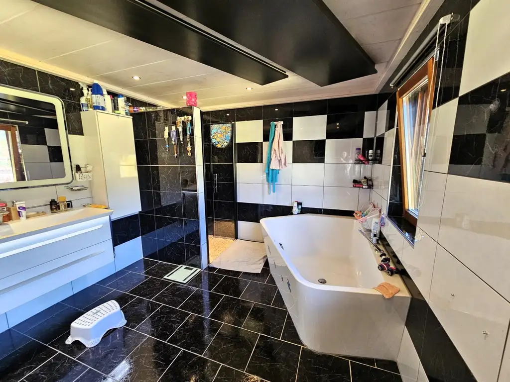 Großzügiges Zweifamilienhaus mit Garten und Pool